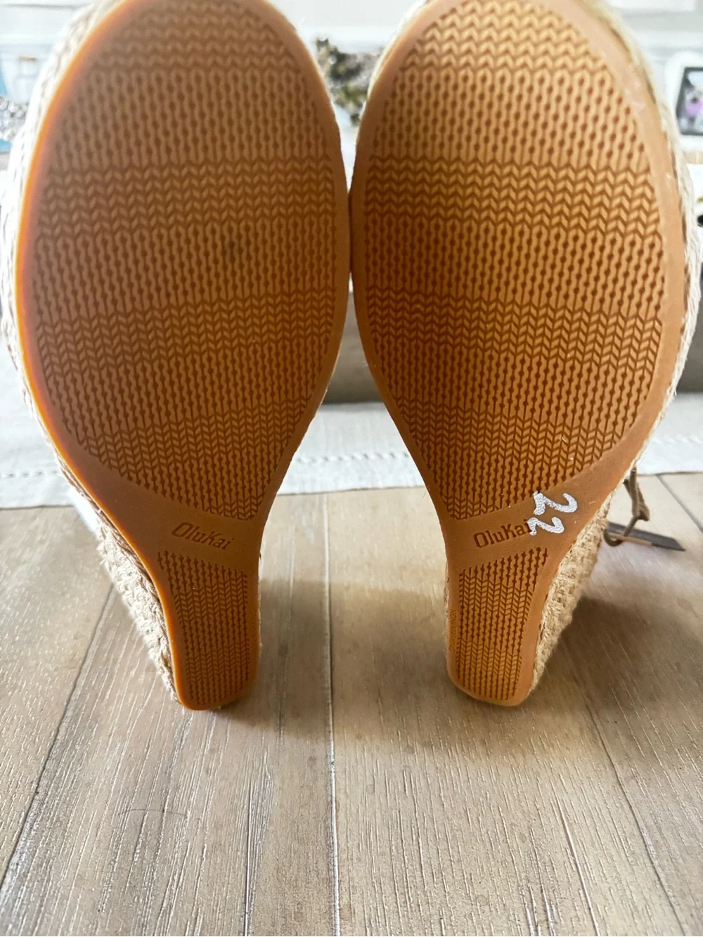 Tommy Bahama/OluKai Lile Wedge Sandals, Silver/White, NWT, Women’s Size 9